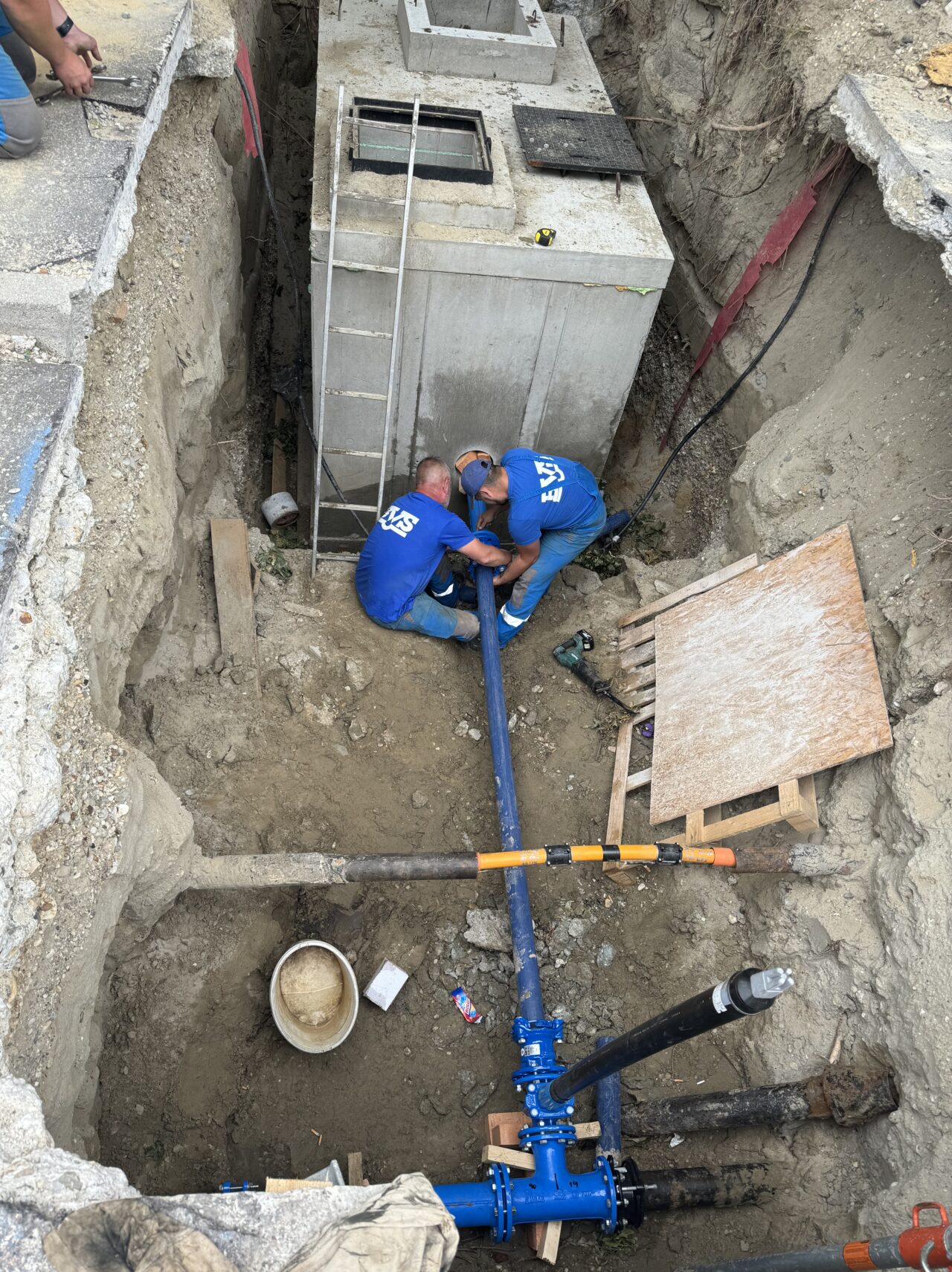 Montáž potrubia a armatúr vo výkope pri betónovej šachte